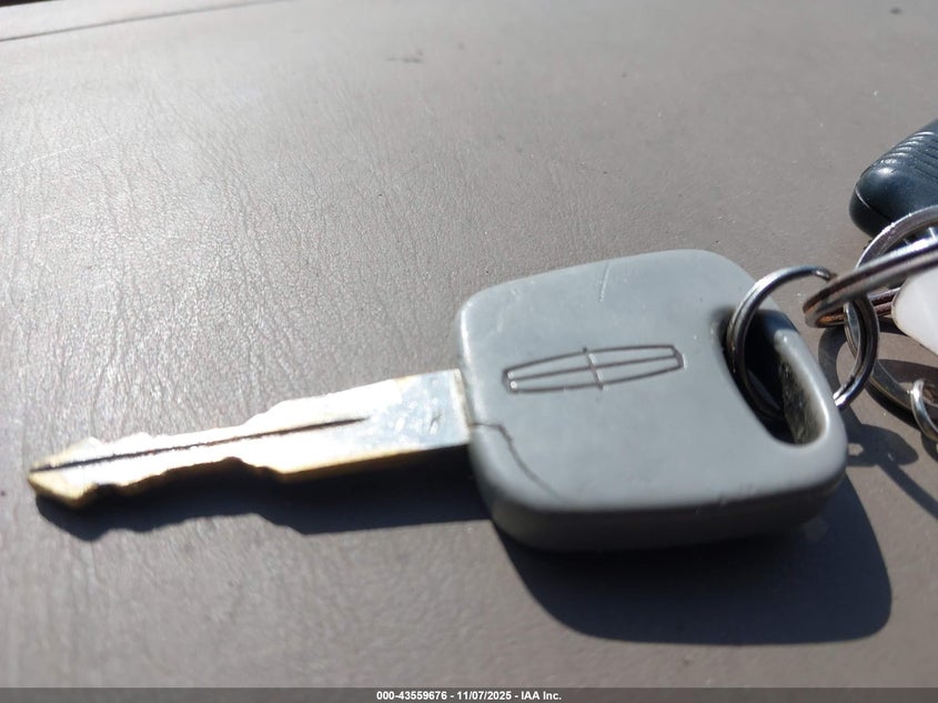 2000 Lincoln Town Car Executive VIN: 1LNHM81W6YY828815 Lot: 43559676