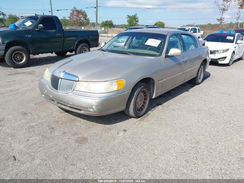 1LNHM81W6YY828815 2000 LINCOLN TOWN CAR photo no. 2