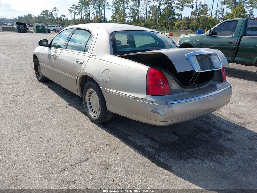 1LNHM81W6YY828815 2000 LINCOLN TOWN CAR photo no. 3