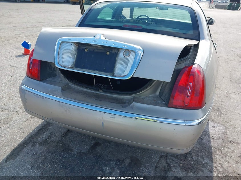 2000 Lincoln Town Car Executive VIN: 1LNHM81W6YY828815 Lot: 43559676