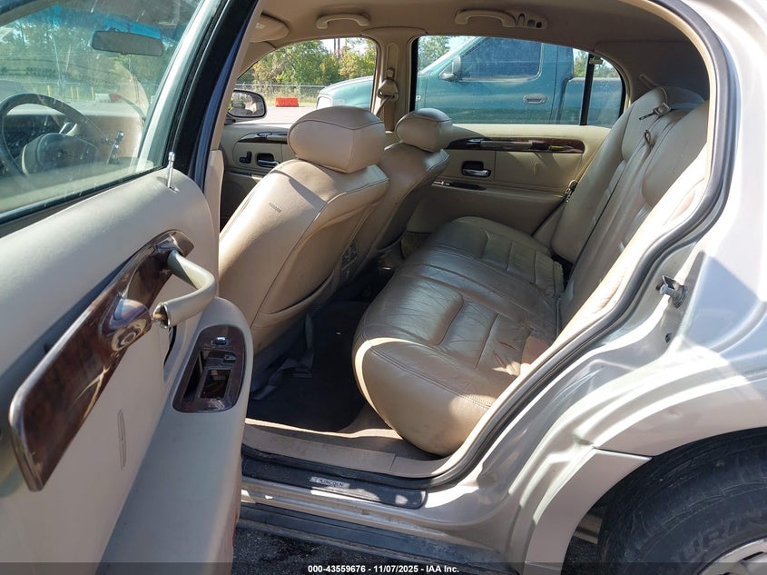 2000 Lincoln Town Car Executive VIN: 1LNHM81W6YY828815 Lot: 43559676