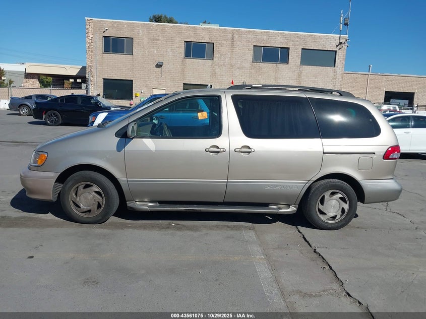 2002 Toyota Sienna Le VIN: 4T3ZF13C72U486578 Lot: 43561075