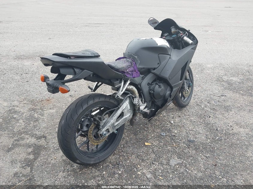 JH2PC40J3GK200818 2016 HONDA CBR photo no. 4
