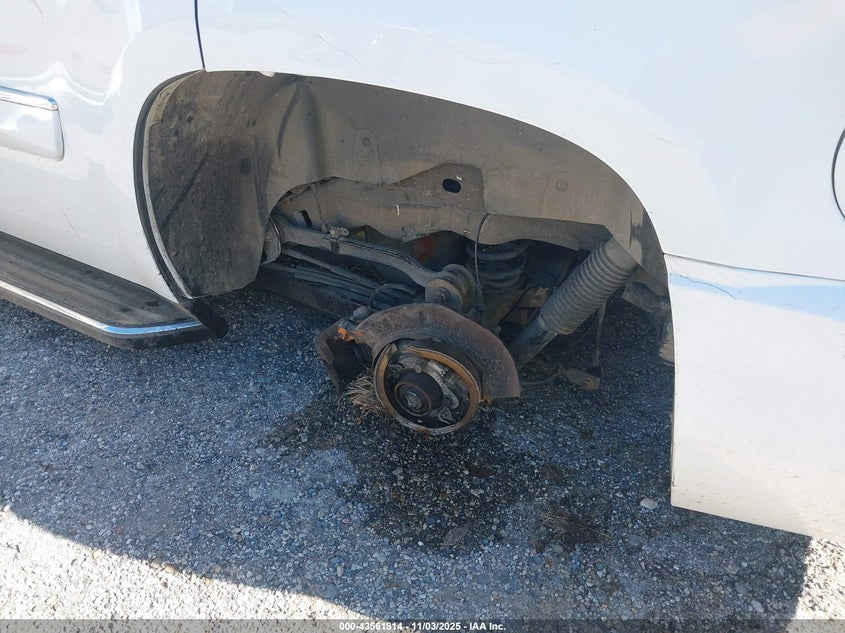 2007 GMC Yukon Denali VIN: 1GKFK638X7J302140 Lot: 43561814