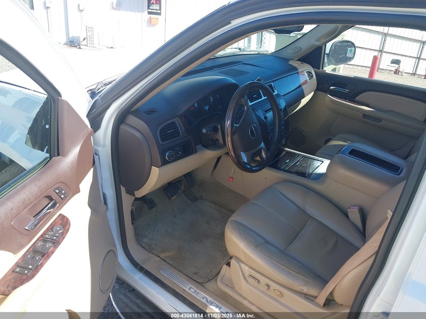 2007 GMC Yukon Denali VIN: 1GKFK638X7J302140 Lot: 43561814