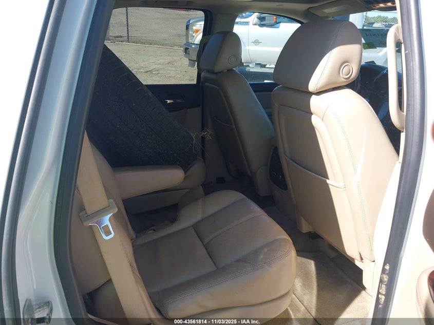 2007 GMC Yukon Denali VIN: 1GKFK638X7J302140 Lot: 43561814