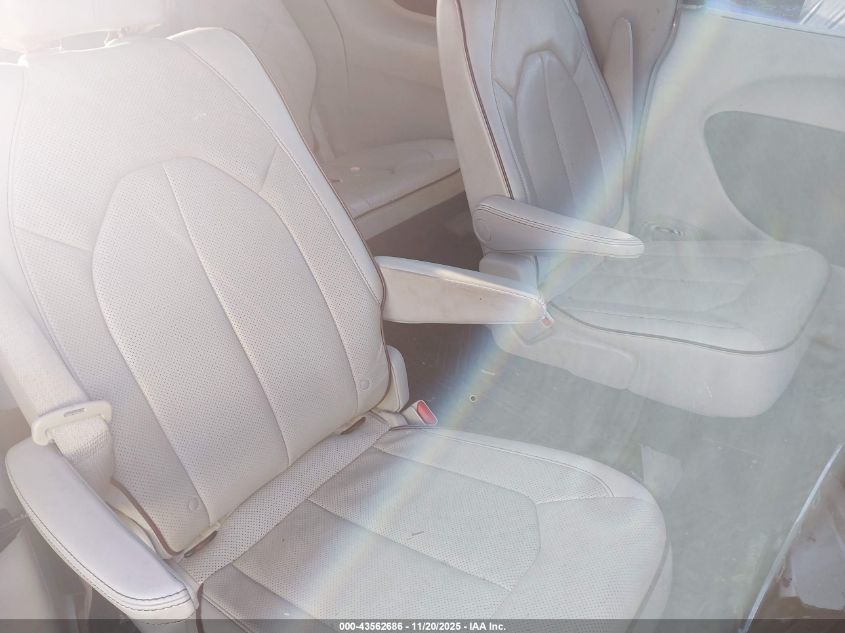 2017 Chrysler Pacifica Limited VIN: 2C4RC1GG2HR564807 Lot: 43562686