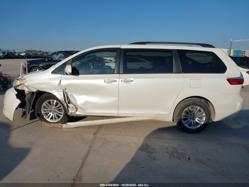 TOYOTA SIENNA - zdjęcie 13