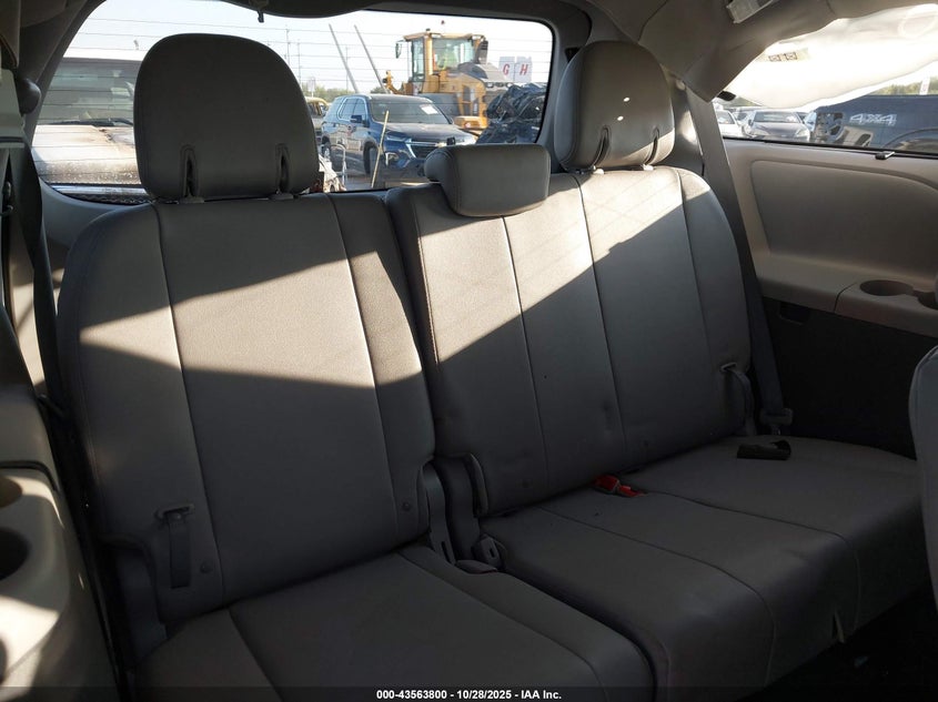TOYOTA SIENNA - zdjęcie 16