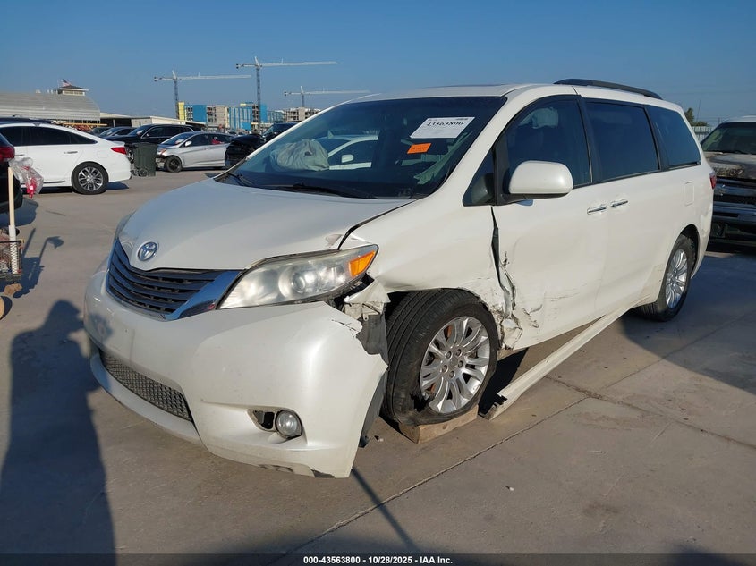 TOYOTA SIENNA - zdjęcie 2