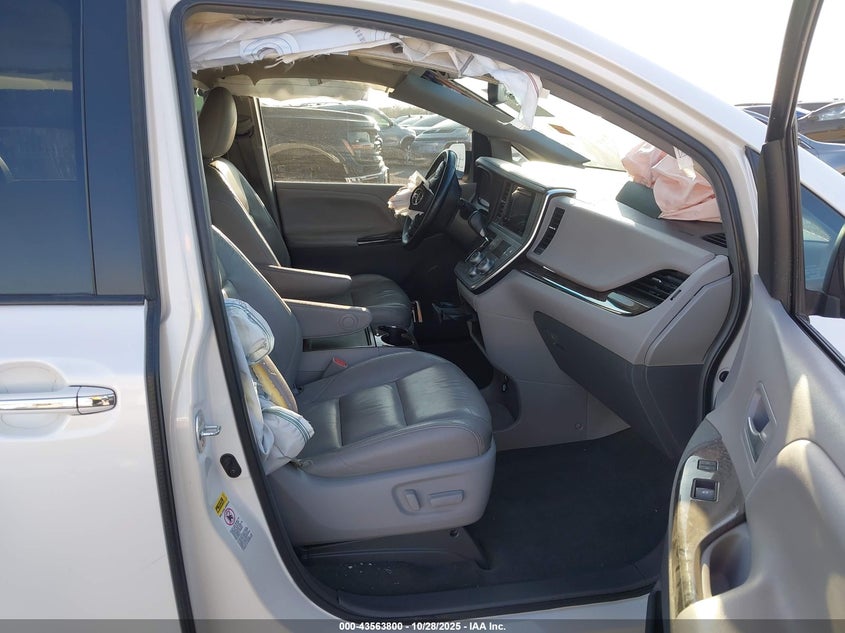 TOYOTA SIENNA - zdjęcie 5