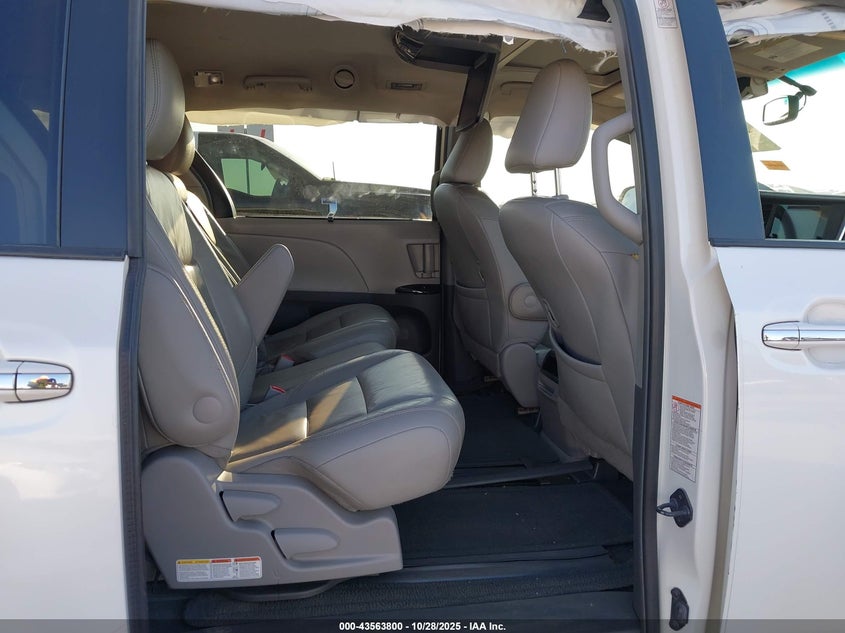 TOYOTA SIENNA - zdjęcie 8