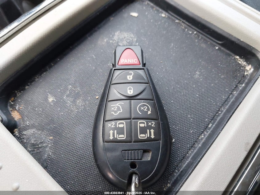 2015 Chrysler Town & Country Touring-L VIN: 2C4RC1CG5FR584164 Lot: 43563941