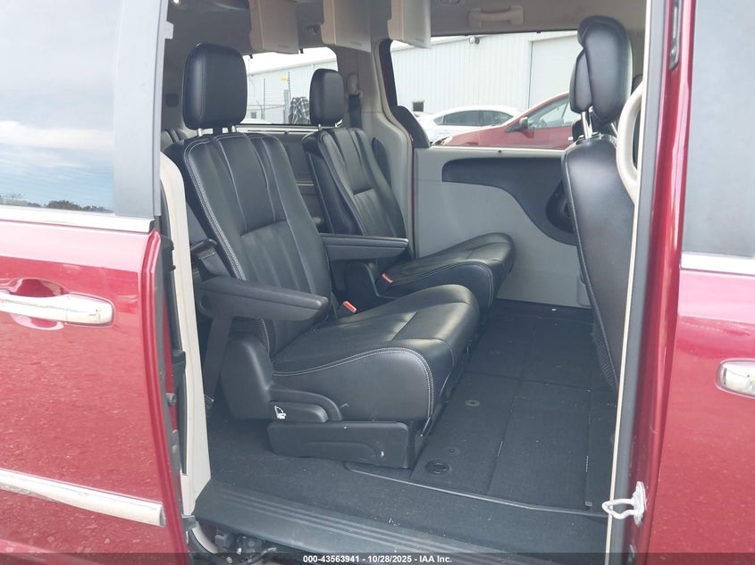 2015 Chrysler Town & Country Touring-L VIN: 2C4RC1CG5FR584164 Lot: 43563941