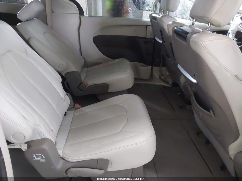 2021 Chrysler Pacifica Touring L VIN: 2C4RC1BG7MR588005 Lot: 43563997