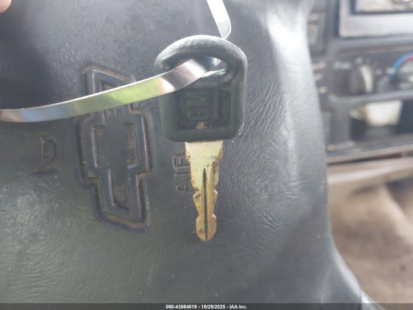 1998 Chevrolet C1500 Fleetside VIN: 2GCEC19M0W1264583 Lot: 43564019