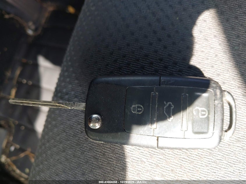 2007 Volkswagen Rabbit 4-Door VIN: WVWCR71K77W131185 Lot: 43564258