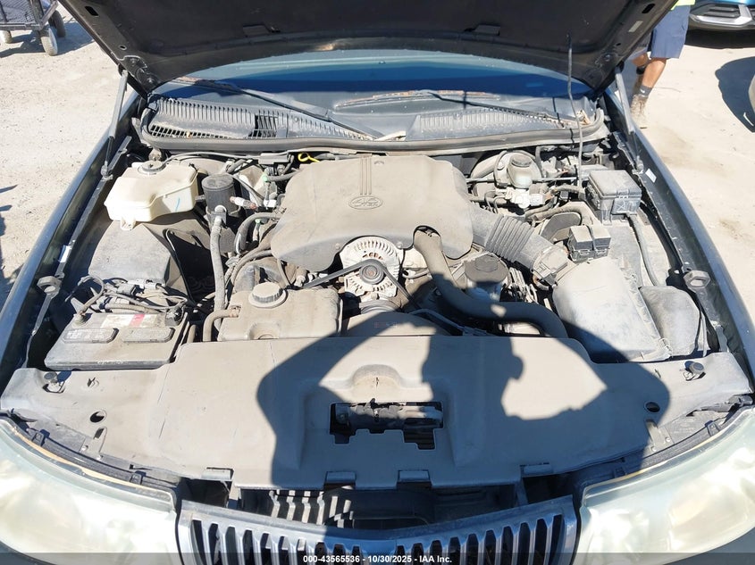 2002 Lincoln Town Car Signature VIN: 1LNHM82W52Y608961 Lot: 43565536