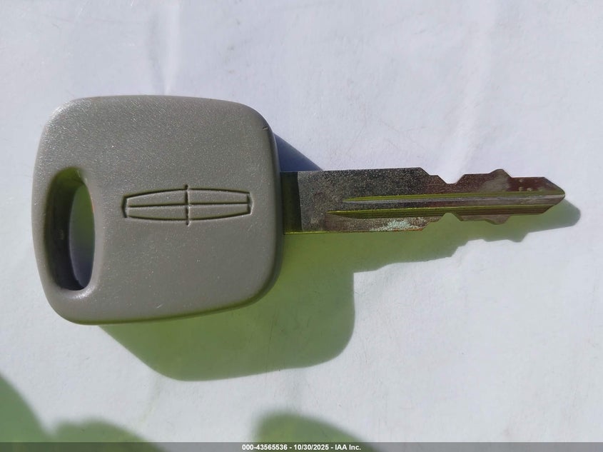 2002 Lincoln Town Car Signature VIN: 1LNHM82W52Y608961 Lot: 43565536