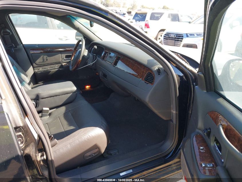 2002 Lincoln Town Car Signature