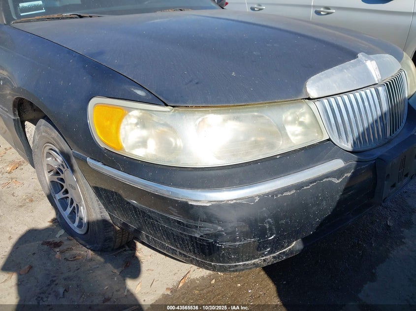 2002 Lincoln Town Car Signature VIN: 1LNHM82W52Y608961 Lot: 43565536