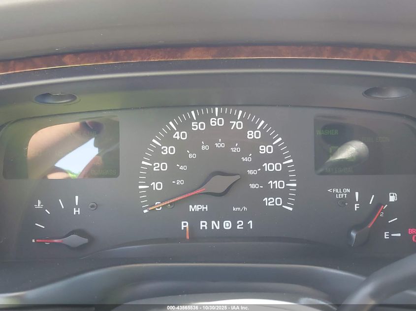 2002 Lincoln Town Car Signature VIN: 1LNHM82W52Y608961 Lot: 43565536