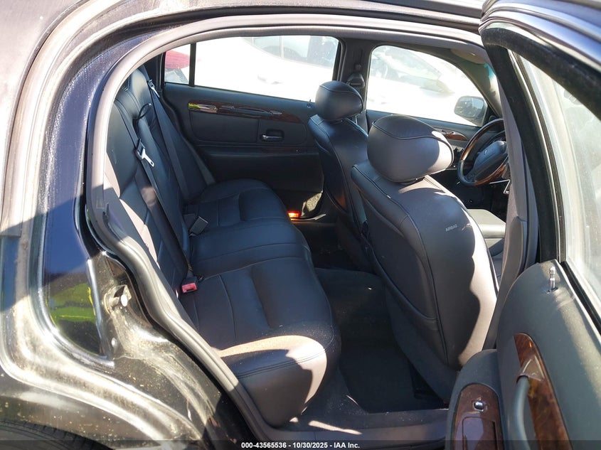 2002 Lincoln Town Car Signature VIN: 1LNHM82W52Y608961 Lot: 43565536