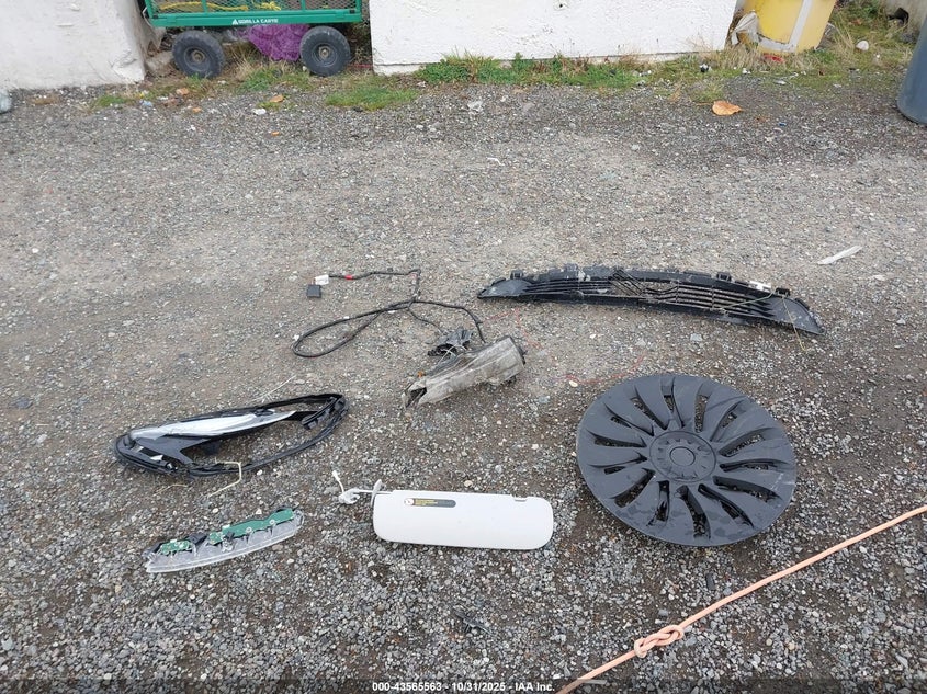 2023 Tesla Model Y Awd/Long Range Dual Motor All-Wheel Drive VIN: 7SAYGDEE9PF630169 Lot: 43565563