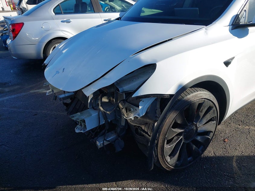 2022 Tesla Model Y Performance Dual Motor All-Wheel Drive VIN: 7SAYGDEF1NF521341 Lot: 43565788