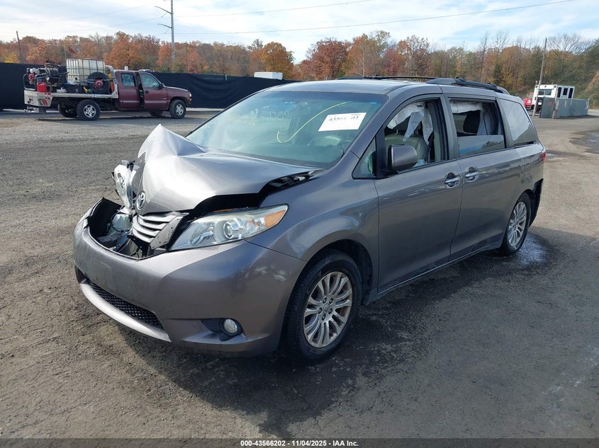 5TDYK3DC8FS628008 2015 TOYOTA SIENNA photo no. 2