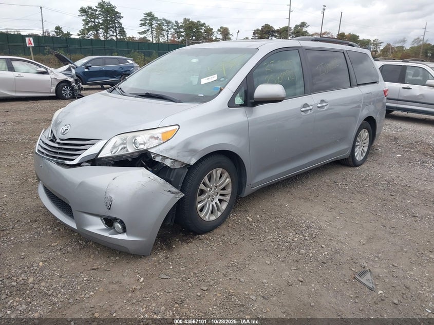 5TDYK3DC4FS561679 2015 TOYOTA SIENNA photo no. 2