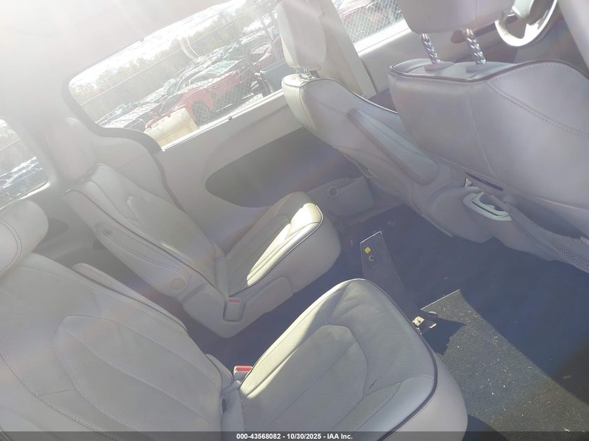 2017 Chrysler Pacifica Limited VIN: 2C4RC1GG4HR811910 Lot: 43568082