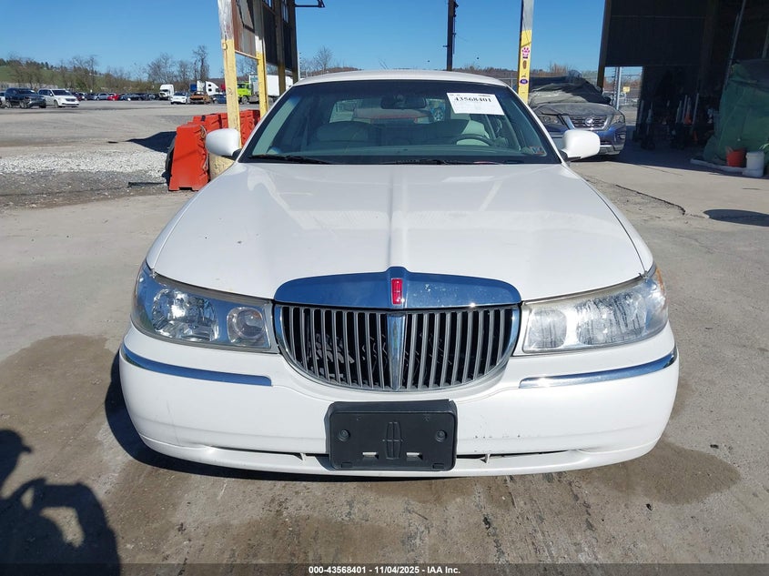 1998 Lincoln Town Car Signature VIN: 1LNFM82W5WY644310 Lot: 43568401