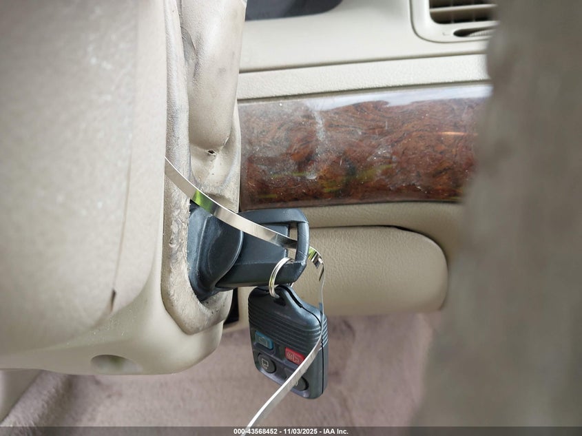 2007 Mercury Grand Marquis Ls VIN: 2MEFM75V07X639825 Lot: 43568452