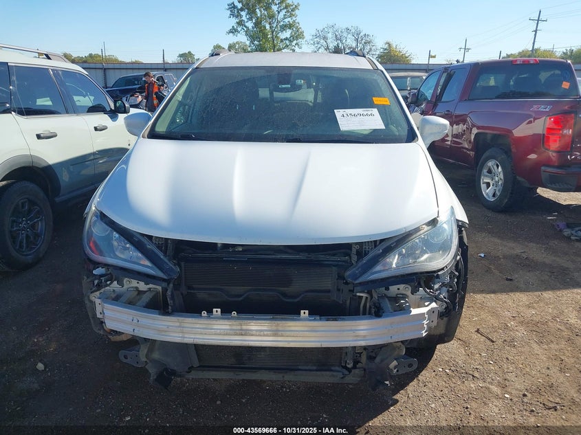 2017 Chrysler Pacifica Touring-L VIN: 2C4RC1BG0HR803147 Lot: 43569666