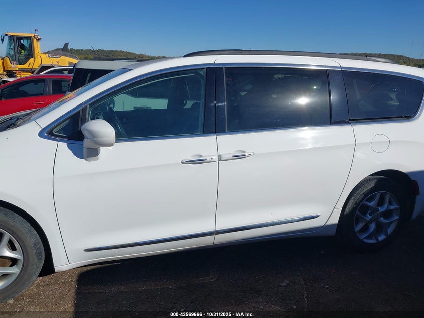 2017 Chrysler Pacifica Touring-L VIN: 2C4RC1BG0HR803147 Lot: 43569666