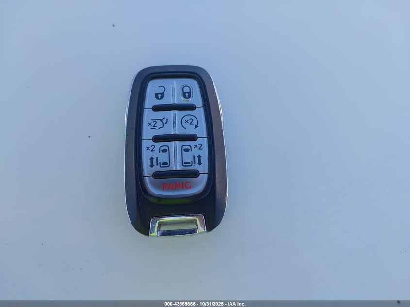 2017 Chrysler Pacifica Touring-L VIN: 2C4RC1BG0HR803147 Lot: 43569666