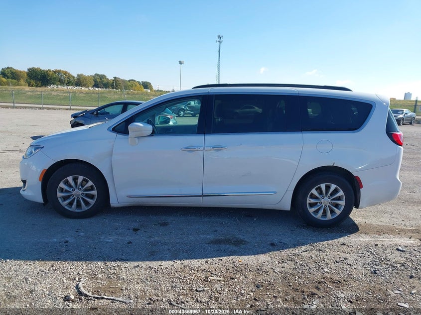 2017 Chrysler Pacifica Touring-L VIN: 2C4RC1BGXHR747508 Lot: 43569967