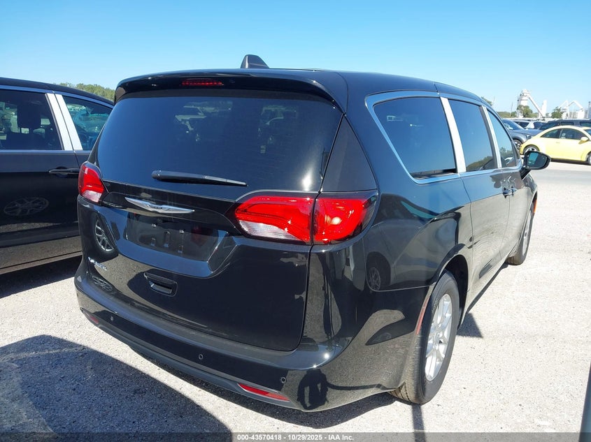 2C4RC1CG7TR185025 2026 CHRYSLER VOYAGER photo no. 4