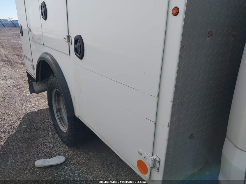 2017 Ford F-350 Chassis Xl VIN: 1FD8X3HT3HED80878 Lot: 43570430