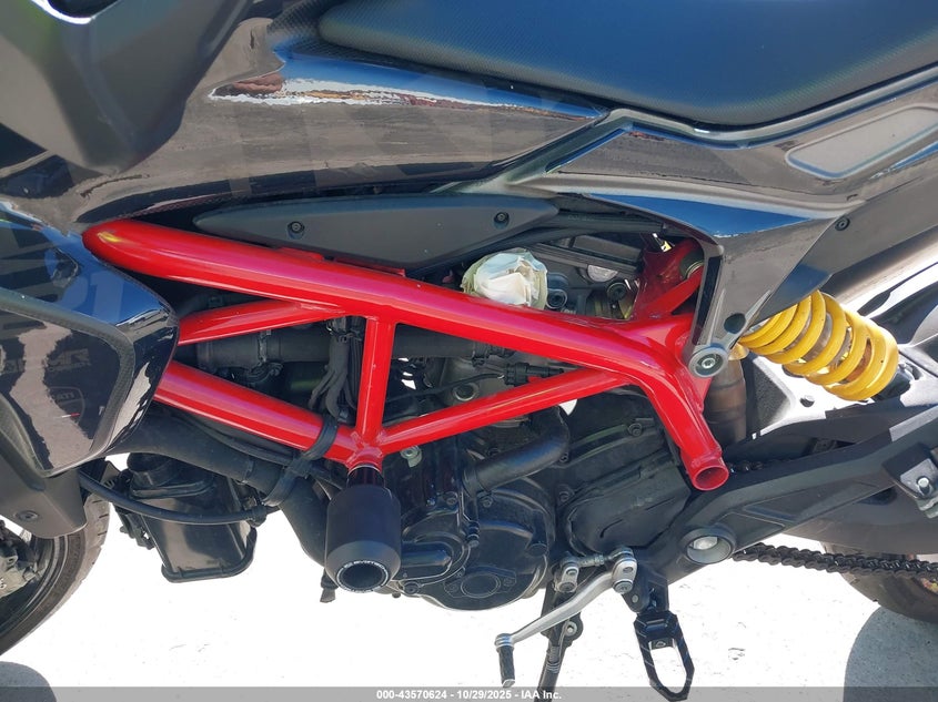 2015 Ducati Hypermotard Hyperstrada VIN: ZDM1YBTS2FB010701 Lot: 43570624