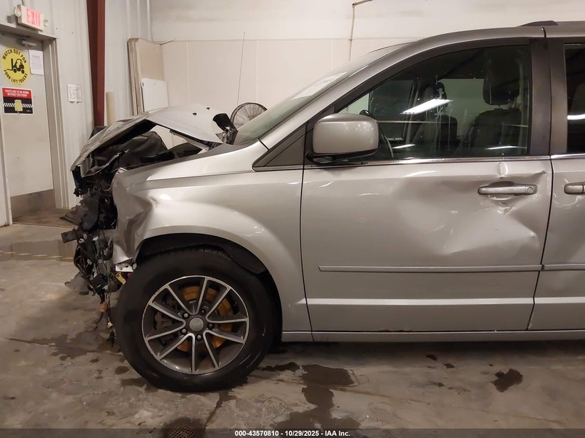 2017 Dodge Grand Caravan Sxt VIN: 2C4RDGCG5HR561681 Lot: 43570810