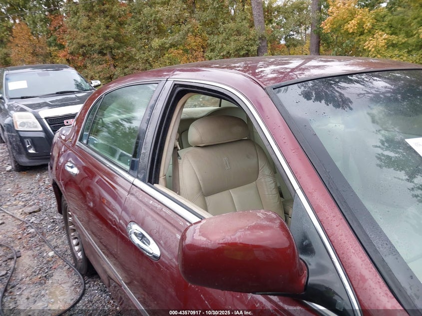 2001 Lincoln Town Car Cartier VIN: 1LNHM83W81Y739184 Lot: 43570917