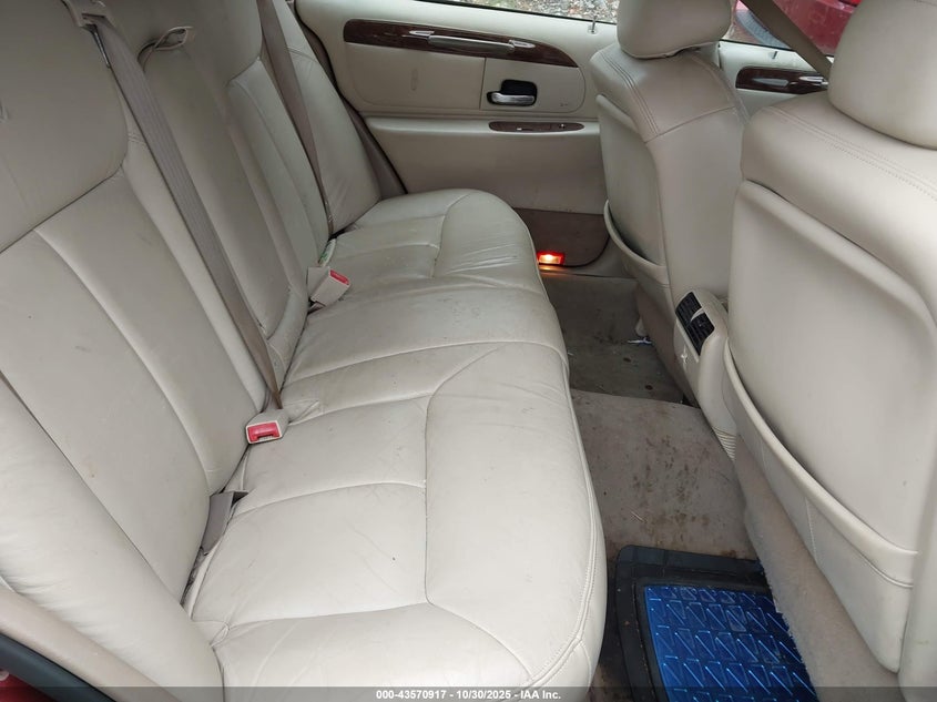 2001 Lincoln Town Car Cartier VIN: 1LNHM83W81Y739184 Lot: 43570917