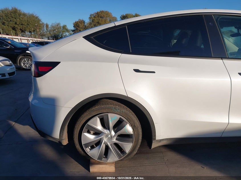 2023 Tesla Model Y Awd/Long Range Dual Motor All-Wheel Drive VIN: 7SAYGDEE2PA058634 Lot: 43570934