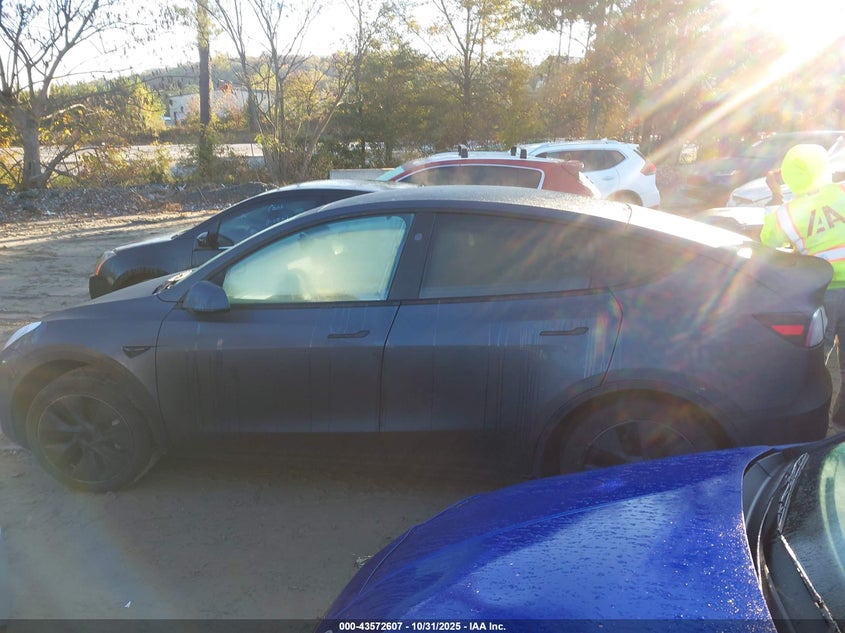 2025 Tesla Model Y Long Range Dual Motor All-Wheel Drive VIN: 7SAYGAEE6SF228536 Lot: 43572607