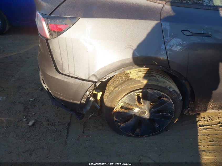 2025 Tesla Model Y Long Range Dual Motor All-Wheel Drive VIN: 7SAYGAEE6SF228536 Lot: 43572607