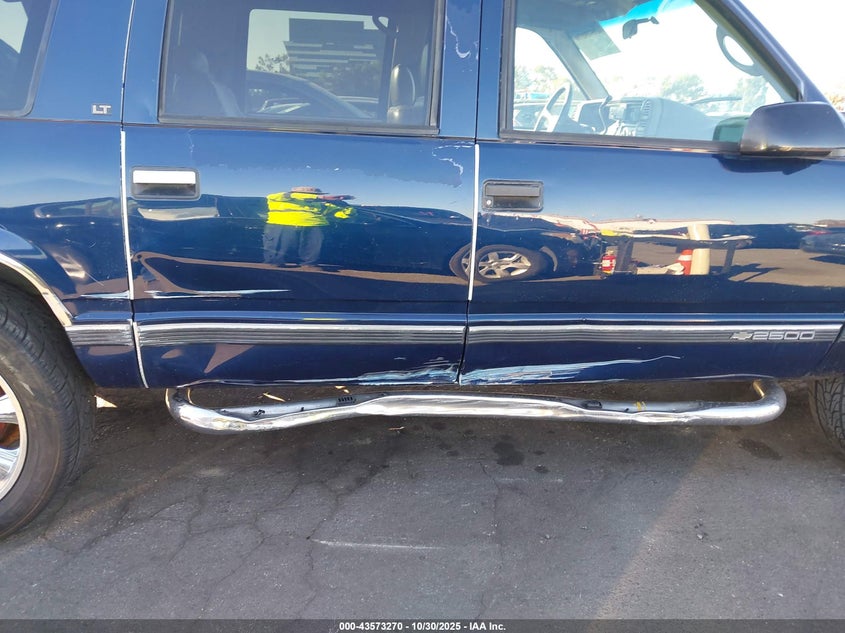 1995 Chevrolet Suburban C2500 VIN: 1GNGC26N5SJ440921 Lot: 43573270