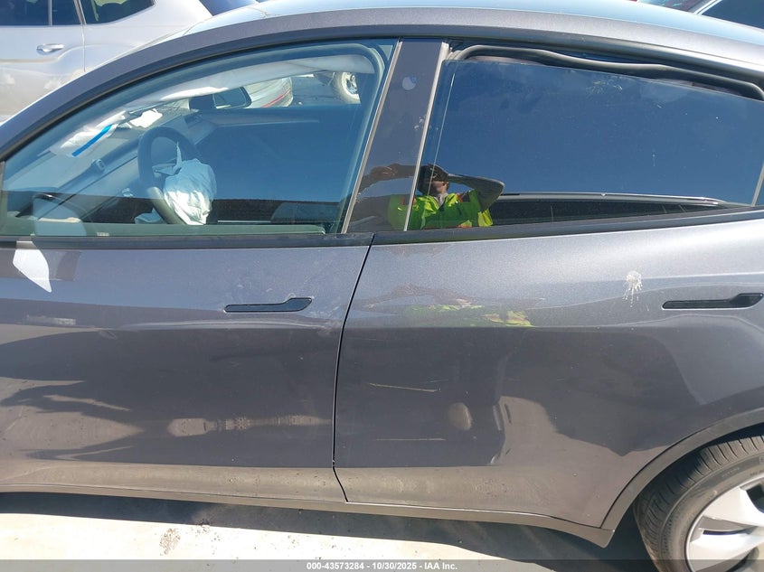 2023 Tesla Model Y Awd/Long Range Dual Motor All-Wheel Drive VIN: 7SAYGDEE9PA120577 Lot: 43573284