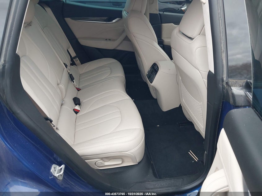 ZN661XUAXNX383106 2022 MASERATI LEVANTE photo no. 8